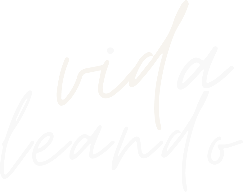 Logo con fondo transparente y letras blancas